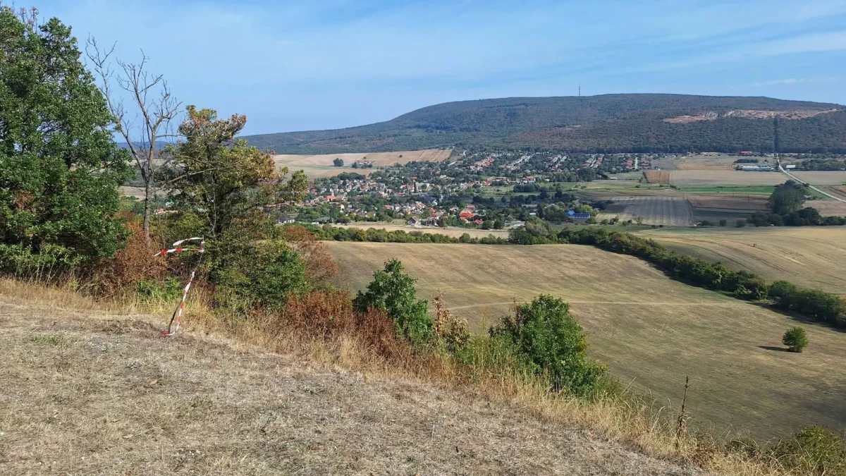 Panoráma a Gorba-tetőről a dombokra és a völgyben fekvő falura